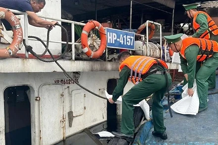 Bộ đội Biên phòng quây phao, thả tấm thấm dầu loang.