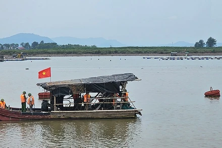 Lực lượng chức năng ở Thanh Hóa triển khai đôn đốc, hướng dẫn tàu cá, người trên lồng nuôi thủy sản di chuyển vào nơi an toàn.