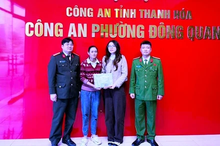 Công an phường Đông Quang cùng các cá nhân giao, nhận lại tài sản.