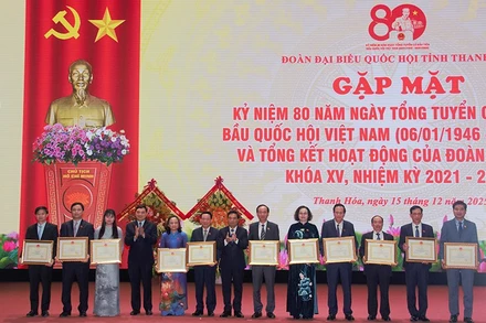 Chủ tịch tỉnh Thanh Hóa trao tặng Bằng khen cho các tập thể có đóng góp, thành tích xuất sắc.
