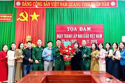 Bộ đội Biên phòng Thanh Hóa với giáo viên vùng biển đảo.