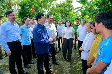 Phó Thủ tướng Chính phủ thăm hỏi việc chủ động ứng phó với thiên tai, đời sống của người dân xã Cẩm Tú, tỉnh Thanh Hóa.