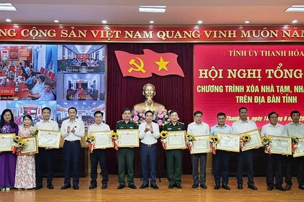 Lãnh đạo Tỉnh ủy, Ủy ban nhân dân tỉnh Thanh Hóa trao tặng Bằng khen cho các tập thể xuất sắc.