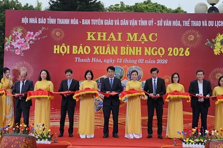 Các đại biểu cắt băng khai mạc Hội báo Xuân 2026.
