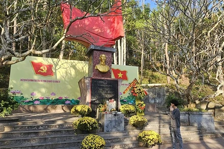 Đài tưởng niệm Bác Hồ ở Rừng Thông, phường Đông Sơn, tỉnh Thanh Hóa.