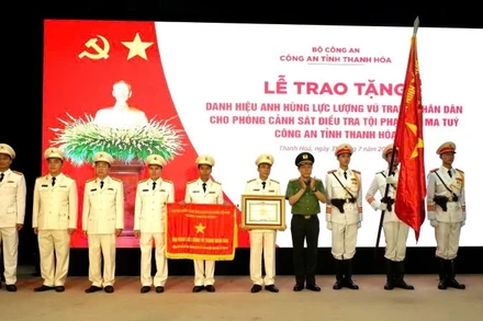 Thừa ủy quyền của Chủ tịch nước Lương Cường, Đại tướng Lương Tam Quang, Bộ trưởng Công an trao danh hiệu Anh hùng lực lượng vũ trang nhân dân cho tập thể Phòng PC04, Công an tỉnh Thanh Hóa.