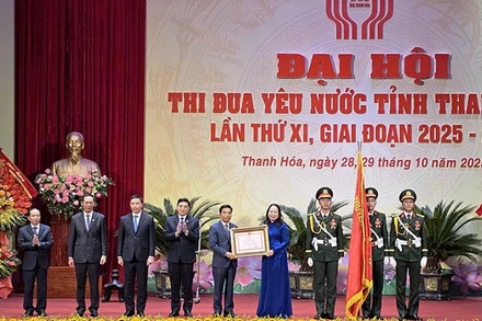 Phó Chủ tịch nước Võ Thị Ánh Xuân trao Huân chương Lao động cho tỉnh Thanh Hóa.