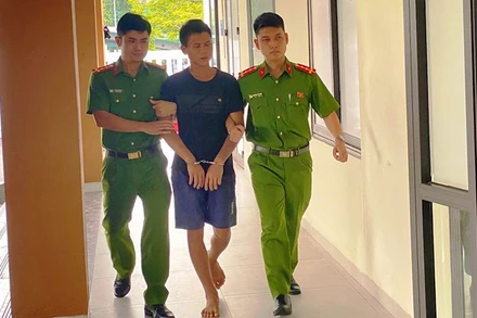 Công an khống chế, bắt giữ đối tượng.