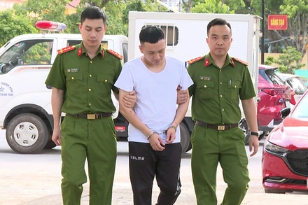 Công an bắt giữ, dẫn giải đối tượng.