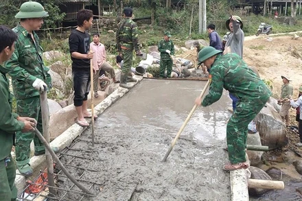 Bộ đội Biên phòng tham gia làm cầu, đường ở bản Co Cài, xã Trung Lý, tỉnh Thanh Hóa.