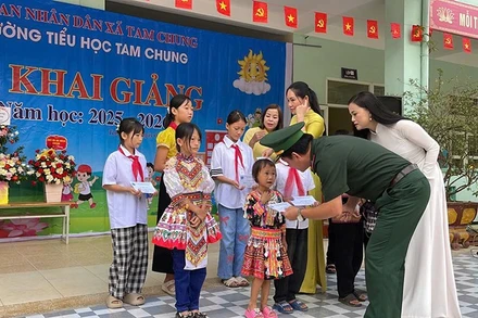 Bộ đội Biên phòng Thanh Hóa trao quà cho học sinh tiểu học xã Tam Chung.