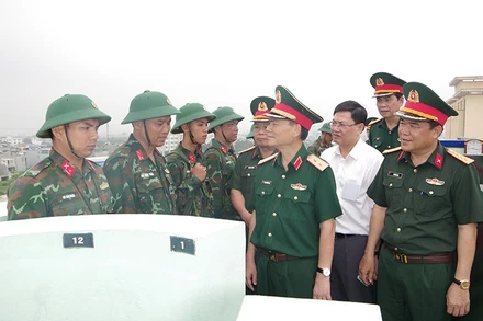 Đoàn kiểm tra trao đổi với cán bộ, nhân viên khẩu đội phòng không ở Thanh Hóa.