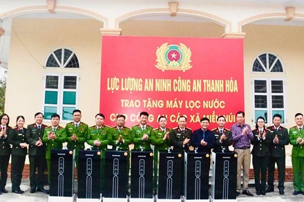 Công an tỉnh Thanh Hóa trao tặng máy lọc nước cho Công an 7 xã miền núi, vùng cao, biên giới.