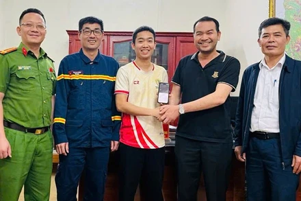 Cơ quan chức năng chứng kiến việc chuyển trả tài sản.