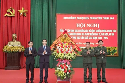 Lãnh đạo tỉnh Thanh Hóa tặng hoa chúc mừng Bộ đội Biên phòng.