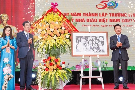 Phó Thủ tướng Chính phủ tặng ảnh "Bác Hồ với học sinh" và hoa chúc mừng Trường trung học phổ thông Hàm Rồng.