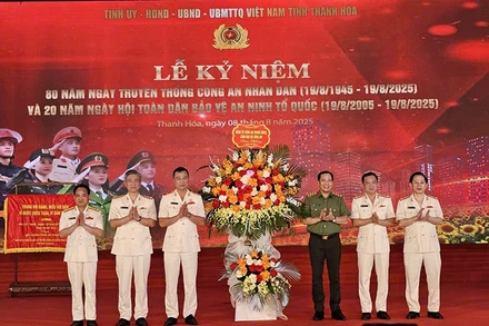 Lãnh đạo Bộ Công an tặng lẵng hoa chúc mừng các thế hệ Công an Thanh Hóa.