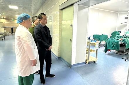 Lãnh đạo Công an tỉnh Thanh Hóa nắm bắt tình hình sức khỏe nạn nhân.