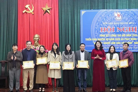 Hội Nhà báo tỉnh Thanh Hóa khen thưởng các hội viên có thành tích xuất sắc.
