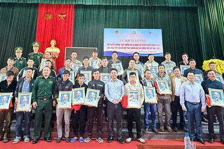 Lực lượng chức năng tỉnh Thanh Hóa tặng ảnh Bác Hồ cho các chủ phương tiện nghề cá.