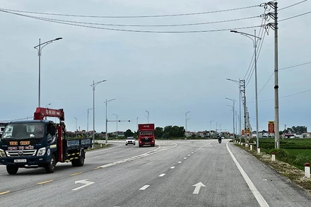 Phương tiện cơ giới lưu thông trên hạ tầng đường bộ ở Thanh Hóa.