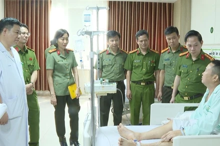 Lãnh đạo Công an tỉnh Thanh Hóa thăm, động viên đồng đội đang điều trị vết thương.