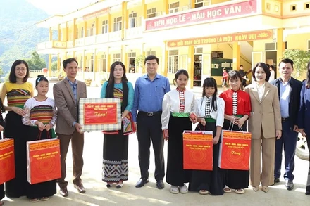 Chủ tịch tỉnh Thanh Hóa tặng quà cho tập thể nhà trường, học sinh ở xã Trung Lý.