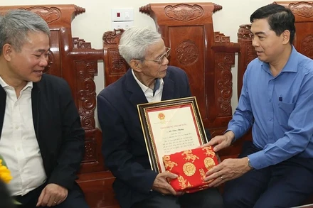 Lãnh đạo tỉnh Thanh Hóa trao quà của Chủ tịch nước tới tay người cao tuổi ở phường Tĩnh Gia.