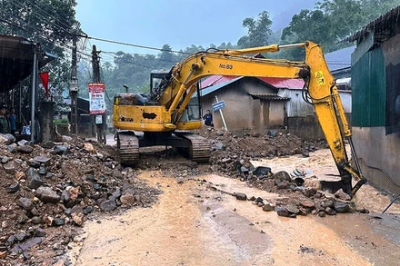 Phương tiện cơ giới xử lý điểm sạt lở, ngập nước ở xã biên giới Tam Thanh.