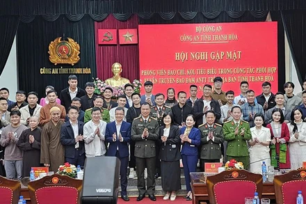 Lãnh đạo Công an tỉnh Thanh Hóa với người có ảnh hưởng trên không gian mạng tiêu biểu.