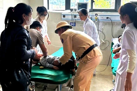 Cảnh sát giao thông thông hỗ trợ, đưa trẻ bị sốt cao đến cơ sở y tế cấp cứu.
