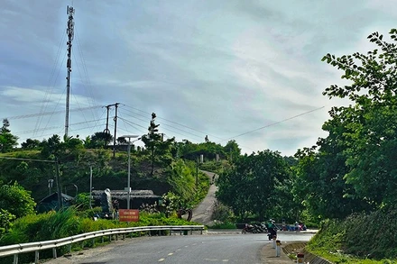 Cột thu, phát sóng viễn thông tại "cổng trời", xã Trung Lý, tỉnh Thanh Hóa.