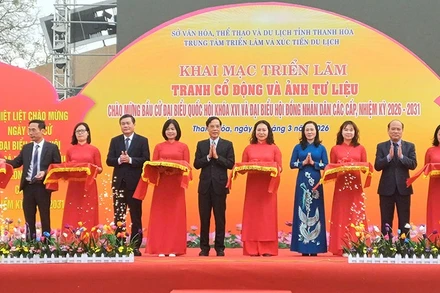 Các đại biểu cắt băng, khai mạc triển lãm.