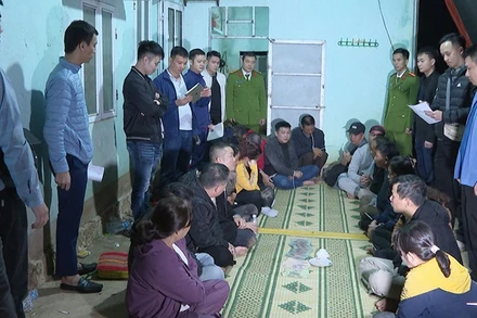 Công an bắt quả tang các đối tượng đang đánh bạc.