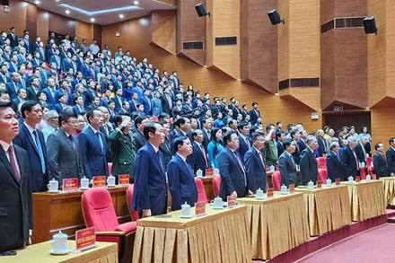 Các đại biểu thực hành nghi lễ chào cờ.