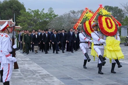 Các đại biểu dâng hoa, tưởng niệm liệt sĩ tại nghĩa trang liệt sĩ Hàm Rồng, tỉnh Thanh Hóa.