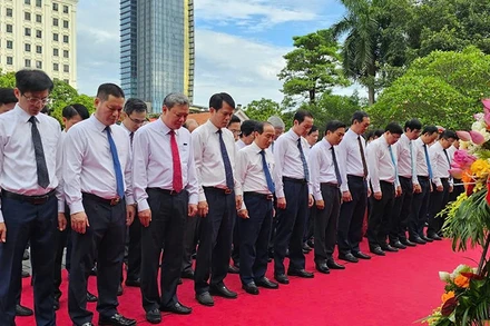 Đoàn đại biểu tỉnh Thanh Hóa và các nhà báo tưởng niệm Chủ tịch Hồ Chí Minh vĩ đại.