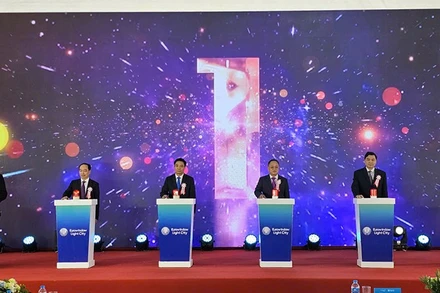 Các đại biểu khởi công dự án.