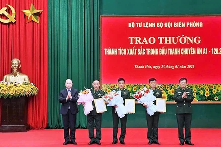 Lãnh đạo Bộ Tư lệnh Biên phòng trao thưởng cho các tập thể lập công.