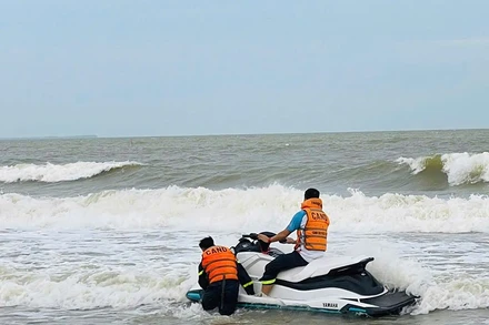 Lực lượng chuyên nghiệp sử dụng mô tô nước tìm kiếm nạn nhân trên biển.