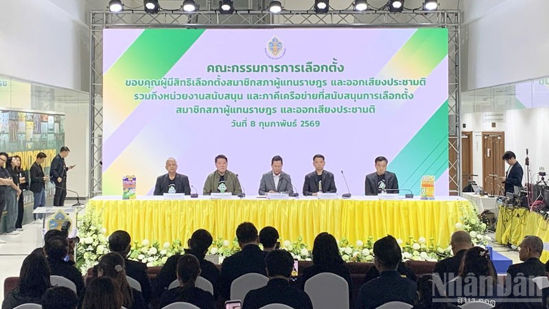 Chủ tịch ECT Narong Klunwarin (giữa) trong một cuộc họp báo về tổng tuyển cử và trưng cầu dân ý về sửa đổi Hiến pháp. (Ảnh: XUÂN SƠN)