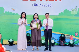 Nghệ sĩ Nhân dân Ngọc Lan nhận Giải thưởng “Thành tựu trọn đời - Hiệp sĩ Dế Mèn” trao cho cố Phó Giáo sư, Tiến sĩ, họa sĩ, đạo diễn, Nghệ sĩ Nhân dân Ngô Mạnh Lân. (Ảnh: Ban tổ chức)