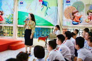 Nhà thơ Lữ Mai giao lưu với các em học sinh Trường tiểu học Bình Minh.