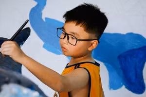 Nguyễn Minh Quân, họa sĩ nhí 11 tuổi lọt vào Top 10 Giải thưởng Dế Mèn. (Ảnh: Ban tổ chức)