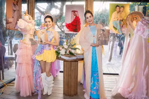 Giới thiệu các thiết kế áo dài và sách của nhà thiết kế Cao Minh Tiến.