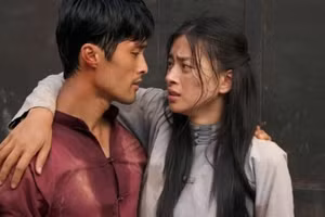 Các diễn viên Johnny Trí Nguyễn, Ngô Thanh Vân trong phim. (Ảnh: VFDA)