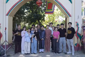 Đoàn làm phim trong buổi lễ khai máy. (Ảnh: Nhà sản xuất cung cấp)