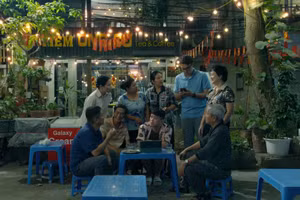 Cảnh trong phim "Dưới ô cửa sáng đèn". (Ảnh: VFC)