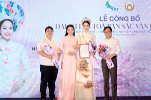 Nghệ sĩ Nhân dân Vương Duy Biên (ngoài cùng bên phải) trao công bố danh hiệu Đại sứ lan tỏa bản sắc văn hóa Việt cho Hoa hậu Nguyễn Thị Mỹ Linh. (Ảnh: Ban tổ chức)