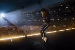 Michael Jackson trong một buổi biểu diễn. (Ảnh: michael.movie)